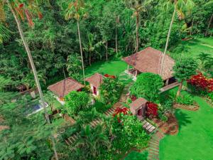 eine Luftansicht eines Resorts mit Bäumen und Gras in der Unterkunft The Lotus Residence by Amerta Experience in Tabanan