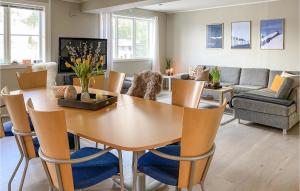 een woonkamer met een houten tafel en stoelen bij Pet Friendly Apartment In Tresfjord With Wifi in Tresfjord