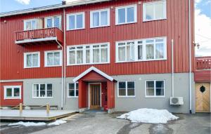 un bâtiment rouge avec une porte et des fenêtres rouges dans l'établissement Pet Friendly Apartment In Tresfjord With Wifi, à Tresfjord