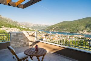 balcón con mesa, sillas y vistas en Apartments Villa Arcadia, en Dubrovnik