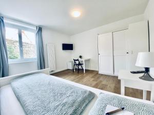 TV a/nebo společenská místnost v ubytování Monteurzimmer - Worker's accommodation - ZIMMERzuVERMIETEN Oensingen