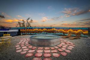 Φωτογραφία από το άλμπουμ του Sapphire Haven, Pickleball, Stargazing, Firepit & Joshua Tree Views σε Joshua Tree