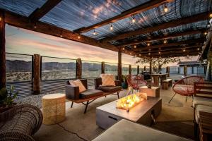 Μπαλκόνι ή βεράντα στο Sapphire Haven, Pickleball, Stargazing, Firepit & Joshua Tree Views