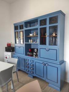 a blue hutch in a dining room at Coco & Lisbeth bed and breakfast in Brindisi
