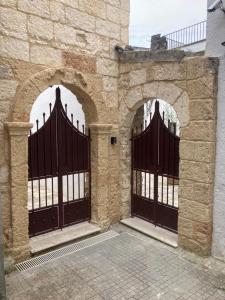 un par de puertas en un edificio de piedra en Corte Piri, en Tricase