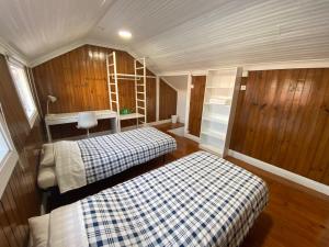um quarto com 2 camas e paredes de madeira em BREINER 28 no Porto