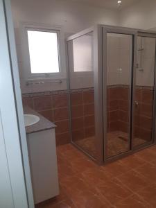 ein Badezimmer mit Dusche und Waschbecken in der Unterkunft LULA VILLA in Ayia Napa + 5 Fotos