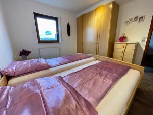 Postel nebo postele na pokoji v ubytování Wunderschönes Apartment in der Goldstadt Pforzheim