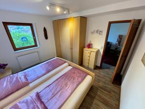 Postel nebo postele na pokoji v ubytování Wunderschönes Apartment in der Goldstadt Pforzheim