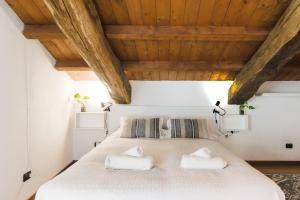 Bra Inn في برا: غرفة نوم عليها سرير وفوط