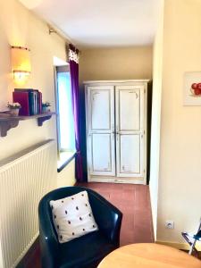 silla con almohada en una habitación con ventana en Les Florentines, en Carcassonne