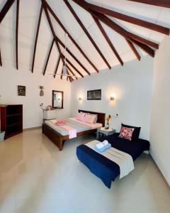 una camera con 2 letti di My Paradise ad Ahangama