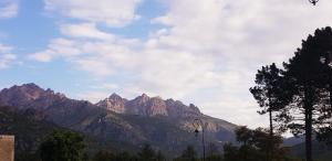 una vista de una cordillera en un día nublado en Casa, en Castirla