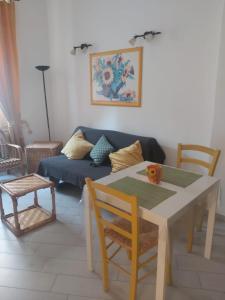 un salon avec une table et un canapé dans l'établissement Casa del Cioccolatte, à Gênes