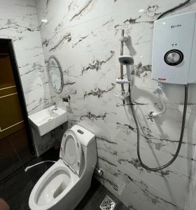 La salle de bains est pourvue de toilettes et d'un lavabo. dans l'établissement LAVIE HOTEL & APARTMENT, à Brinchang