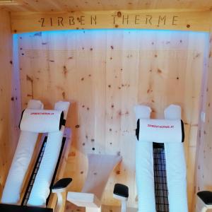 Eine Bühne mit zwei Stühlen und ein Schild, das Zen-Therapie liest. in der Unterkunft Alpenherz Apartments in Sankt Gallenkirch