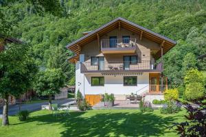 ein Haus in den Bergen mit Hof in der Unterkunft Alpenherz Apartments in Sankt Gallenkirch