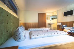 Posteľ alebo postele v izbe v ubytovaní Alpenherz Apartments