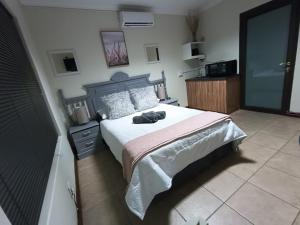 a bedroom with a large bed in a room at Bello Guest in Bloemfontein