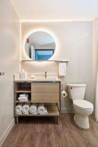 HixsonにあるTownePlace Suites by Marriott Hixsonのバスルーム(洗面台、トイレ、鏡付)
