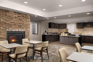 Kuchyň nebo kuchyňský kout v ubytování Residence Inn Mount Olive At International Trade Center