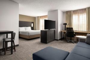 Postel nebo postele na pokoji v ubytování Residence Inn Mount Olive At International Trade Center