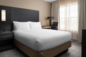 Postel nebo postele na pokoji v ubytování Residence Inn Mount Olive At International Trade Center