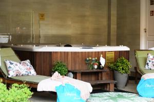 A seating area at Amfora Panzió