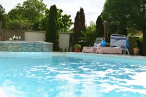 The swimming pool at or close to Amfora Panzió
