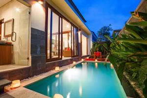 een zwembad in de achtertuin van een huis bij Aishwarya Villa, Bali in Ketewel