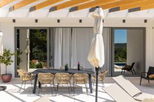 eine Terrasse mit einem schwarzen Tisch und Stühlen in der Unterkunft Sullago in Šibenik