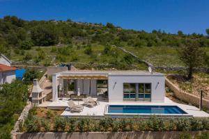 una vista aérea de una casa con piscina en Sullago, en Šibenik