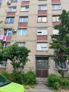 un immeuble d'appartements avec une porte en face de celui-ci dans l'établissement Apartman Jamal, à Sarajevo