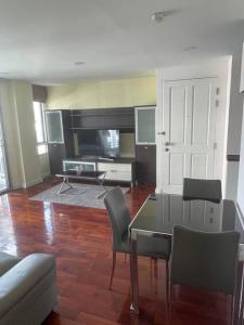 TV a/nebo společenská místnost v ubytování Delightful Condo in Central location at Sukhumvit 49