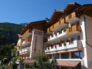 - un grand bâtiment avec des balcons sur le côté dans l'établissement Hotel Panorama, à Molveno