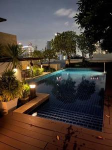 Bazén v ubytování Delightful Condo in Central location at Sukhumvit 49 nebo v jeho okolí