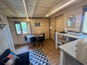 a kitchen and dining room of a tiny house at La Cabane de Mercone MELU in Corte