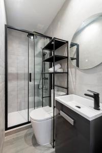 La salle de bains est pourvue d'une douche, de toilettes et d'un lavabo. dans l'établissement dobohomes - Juan de Olias, à Madrid