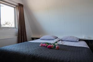 un ramo de flores sentadas encima de una cama en 4T4 Apartment C, en Egmond aan den Hoef