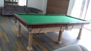 uma mesa de bilhar no meio de uma sala de estar em Hi Win Hotel em Chilaw