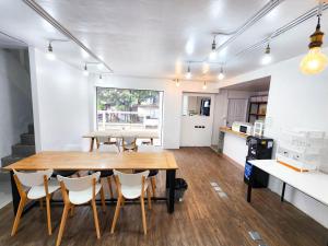Il comprend une cuisine et une salle à manger avec une table et des chaises en bois. dans l'établissement WellQuest Wellness Ladprao Soi 1, à Bangkok