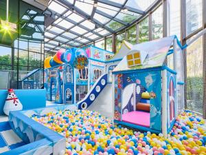 plac zabaw dla dzieci z piłką i placem zabaw w obiekcie InterContinental Xiamen, an IHG Hotel w mieście Xiamen