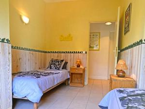 a bedroom with a bed and a yellow wall at Louise-Angèle in Biscarrosse +21 photos