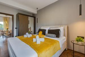 Un dormitorio con una cama grande con dos animales de peluche. en TEONA Luxury Apartment with 2 rooms and terrace sea view, en Sali