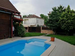 une grande piscine bleue dans une cour dans l'établissement Ξύλινο σπίτι στη Βεροια, à Tagarochórion