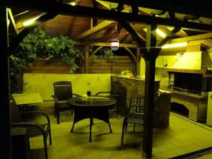 a patio with a table and chairs and a kitchen at Ξύλινο σπίτι στη Βεροια in Tagarochórion