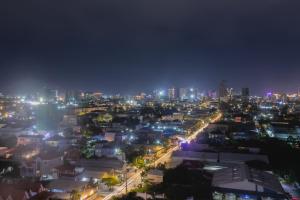Ban Ban Hotel في بنوم بنه: المدينة مضاءة ليلا مع وجود أضواء