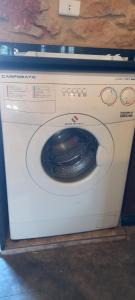 ジュベイルにあるBeit el Deifの洗濯機が備わります。