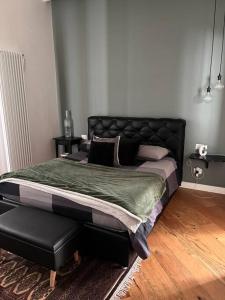 1 dormitorio con 1 cama grande y cabecero negro en Il loft en Nápoles