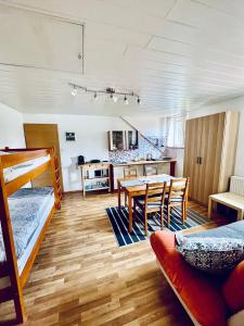 ein Wohnzimmer mit einem Tisch und einem Esszimmer in der Unterkunft Apartmány v ráji (Českém) in Blata